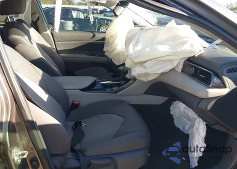 2020 Toyota Camry Le z USA, uszkodzony, nr VIN 4T1C11AK0LU385424